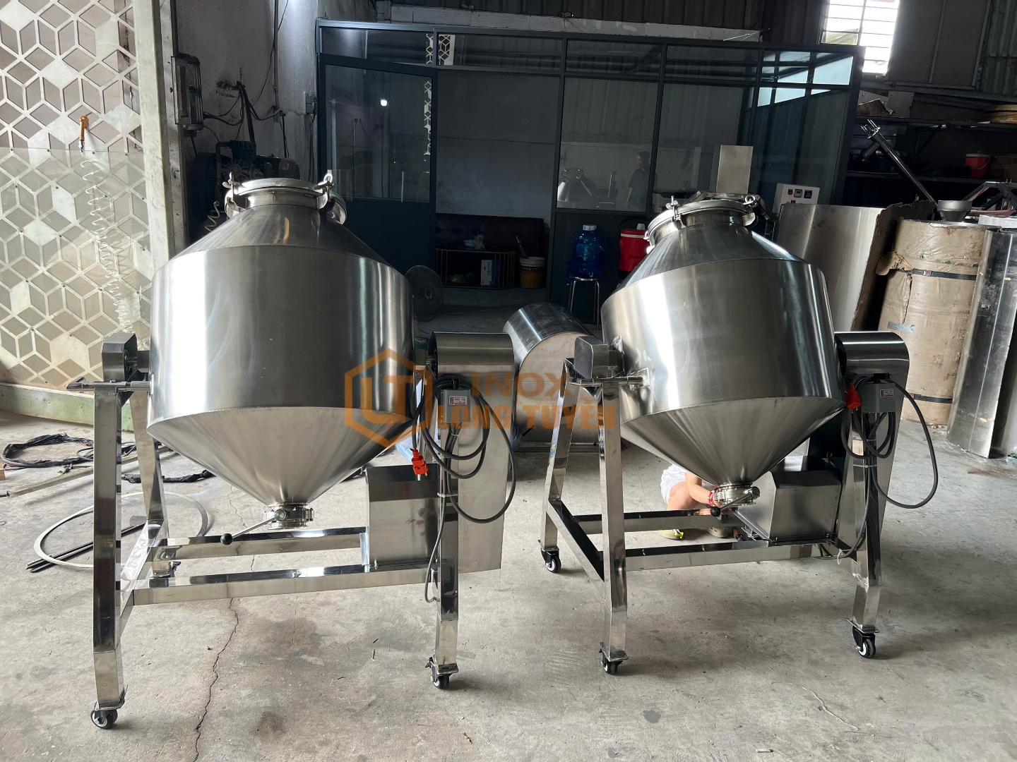 Máy Trộn Hình Lu – Giải Pháp Trộn Nguyên Liệu Đồng Đều